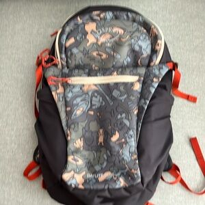 Green outdoor sports patterned Osprey Daylite plus